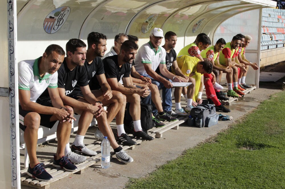 El conjunto chacinero se impone en unos trepidantes minutos finales y logra su primera victoria fuera de la Liga mientras que los de Campos encajan la primera derrota ante su afición