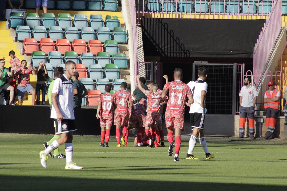 El conjunto chacinero se impone en unos trepidantes minutos finales y logra su primera victoria fuera de la Liga mientras que los de Campos encajan la primera derrota ante su afición