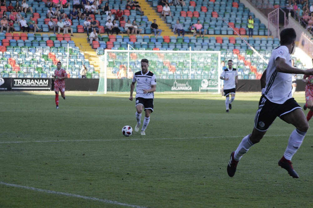 El conjunto chacinero se impone en unos trepidantes minutos finales y logra su primera victoria fuera de la Liga mientras que los de Campos encajan la primera derrota ante su afición