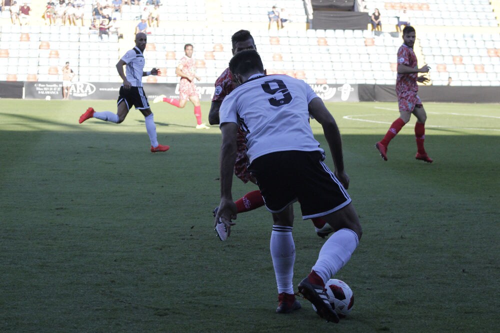 El conjunto chacinero se impone en unos trepidantes minutos finales y logra su primera victoria fuera de la Liga mientras que los de Campos encajan la primera derrota ante su afición