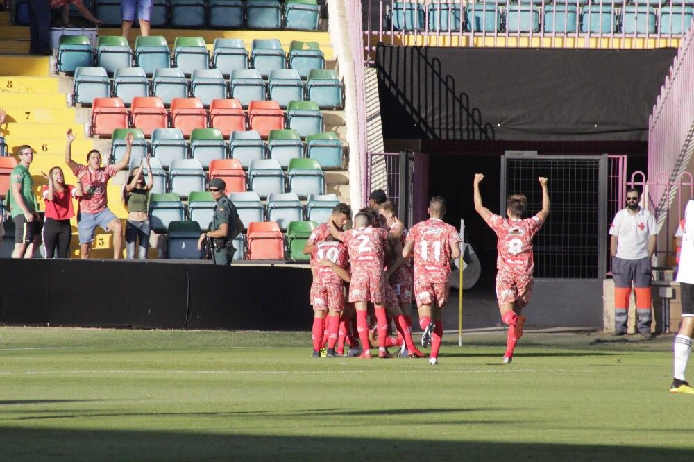 El conjunto chacinero se impone en unos trepidantes minutos finales y logra su primera victoria fuera de la Liga mientras que los de Campos encajan la primera derrota ante su afición