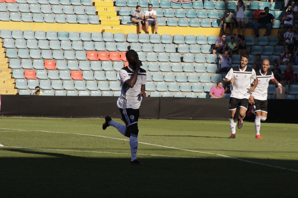 El conjunto chacinero se impone en unos trepidantes minutos finales y logra su primera victoria fuera de la Liga mientras que los de Campos encajan la primera derrota ante su afición