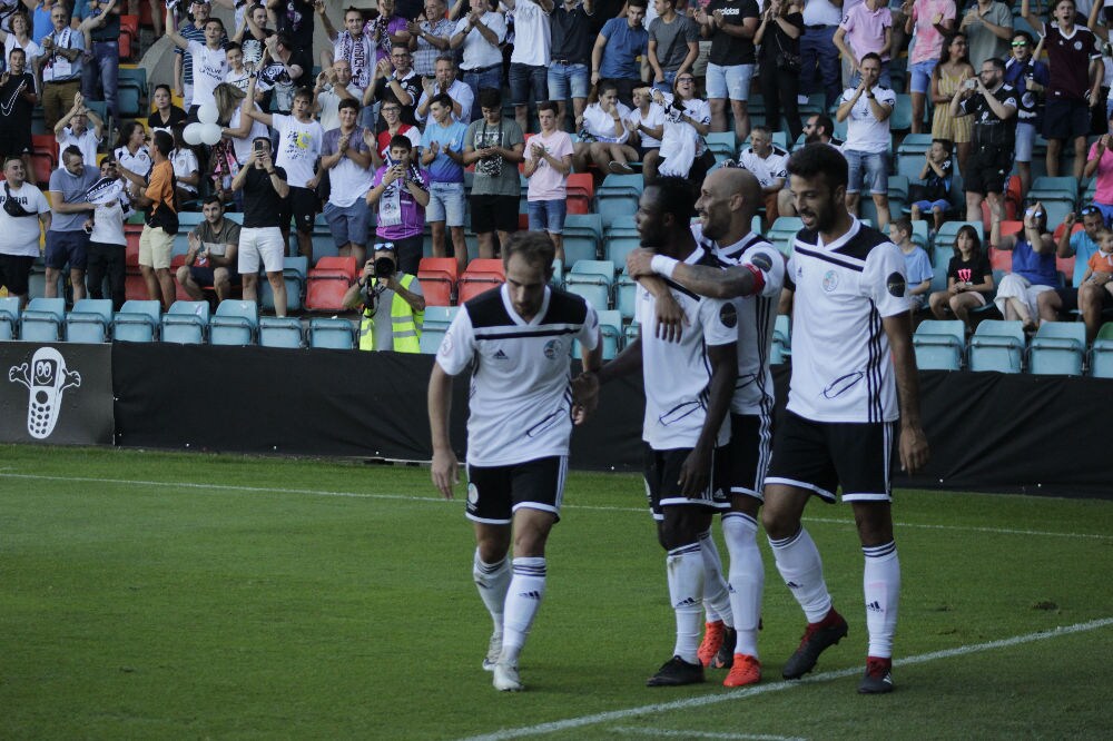 El conjunto chacinero se impone en unos trepidantes minutos finales y logra su primera victoria fuera de la Liga mientras que los de Campos encajan la primera derrota ante su afición