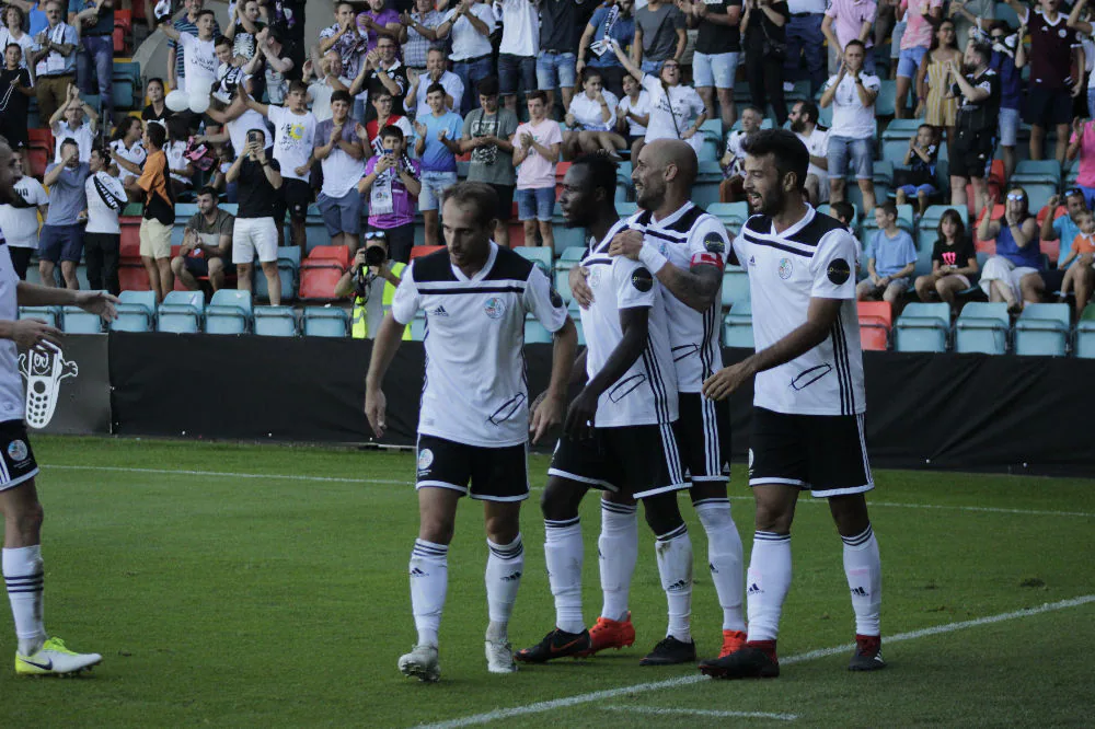 El conjunto chacinero se impone en unos trepidantes minutos finales y logra su primera victoria fuera de la Liga mientras que los de Campos encajan la primera derrota ante su afición