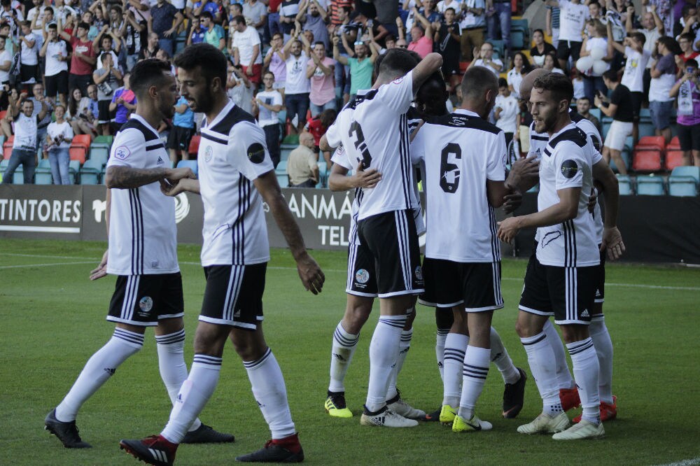 El conjunto chacinero se impone en unos trepidantes minutos finales y logra su primera victoria fuera de la Liga mientras que los de Campos encajan la primera derrota ante su afición