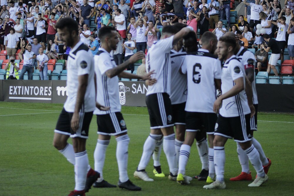 El conjunto chacinero se impone en unos trepidantes minutos finales y logra su primera victoria fuera de la Liga mientras que los de Campos encajan la primera derrota ante su afición