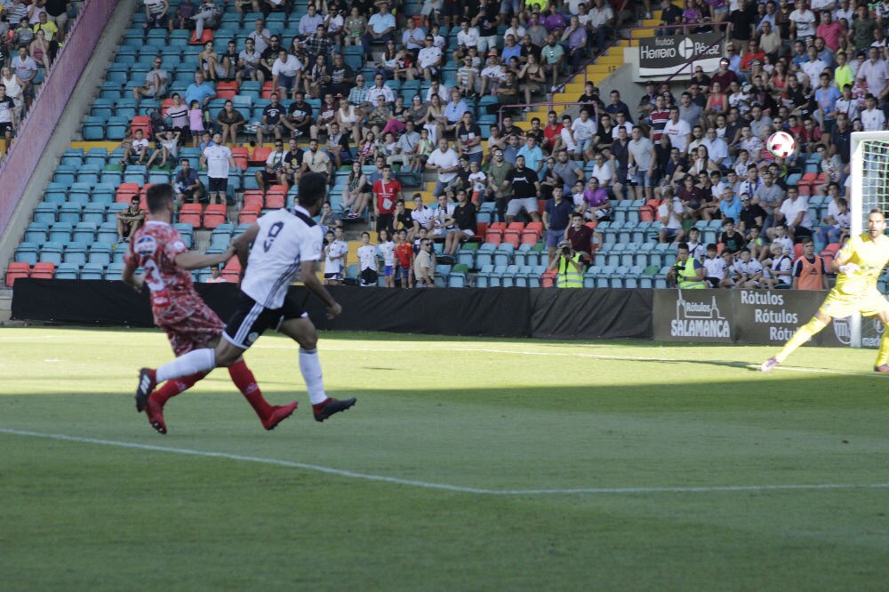 El conjunto chacinero se impone en unos trepidantes minutos finales y logra su primera victoria fuera de la Liga mientras que los de Campos encajan la primera derrota ante su afición