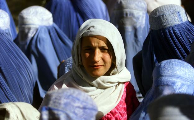 Una mujer afgana, sin burka, en el centro de Kabul. 