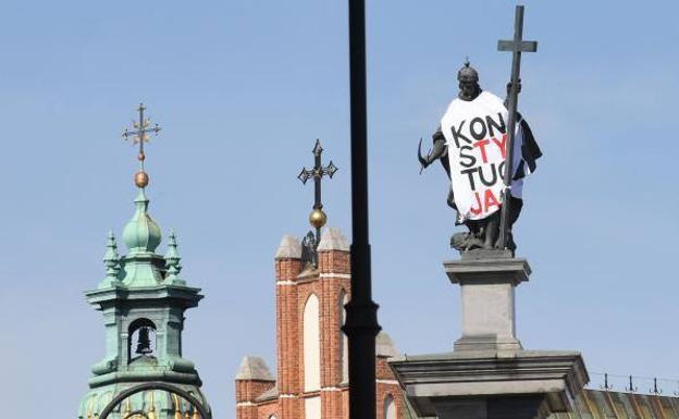 La estatua del Rey Segismundo III de Polonia en Varsovia usada por los opositores a la reforma judicial.