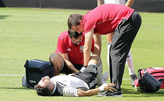 Pumar se duele de su rodilal izquierda ante el Unión Adarve. 