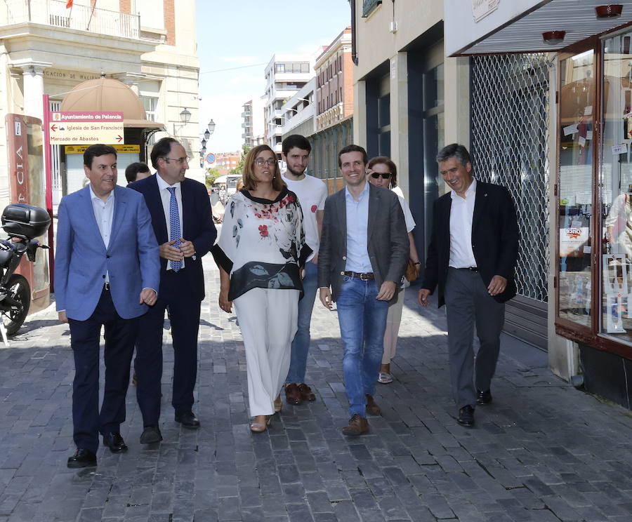 Casado, en ls Plaza Mayor de Palencia, el pasado mes de junio, con la presidenta provincial del PP y otros líderes del partido. 