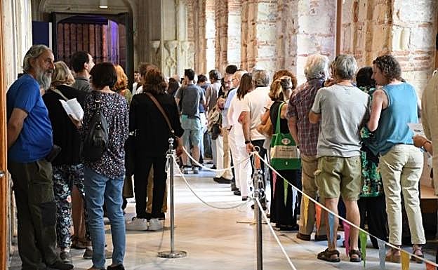 Colas para entrar a uno d elos eventos de Hay Festival de Segovia.