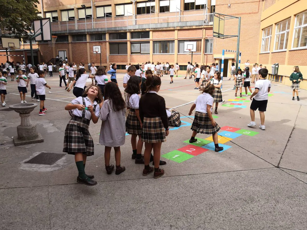 Los profesores han pintado rayuelas, tres en raya y circuitos de chapas en el pavimento del patio para que los niños jueguen en el recreo
