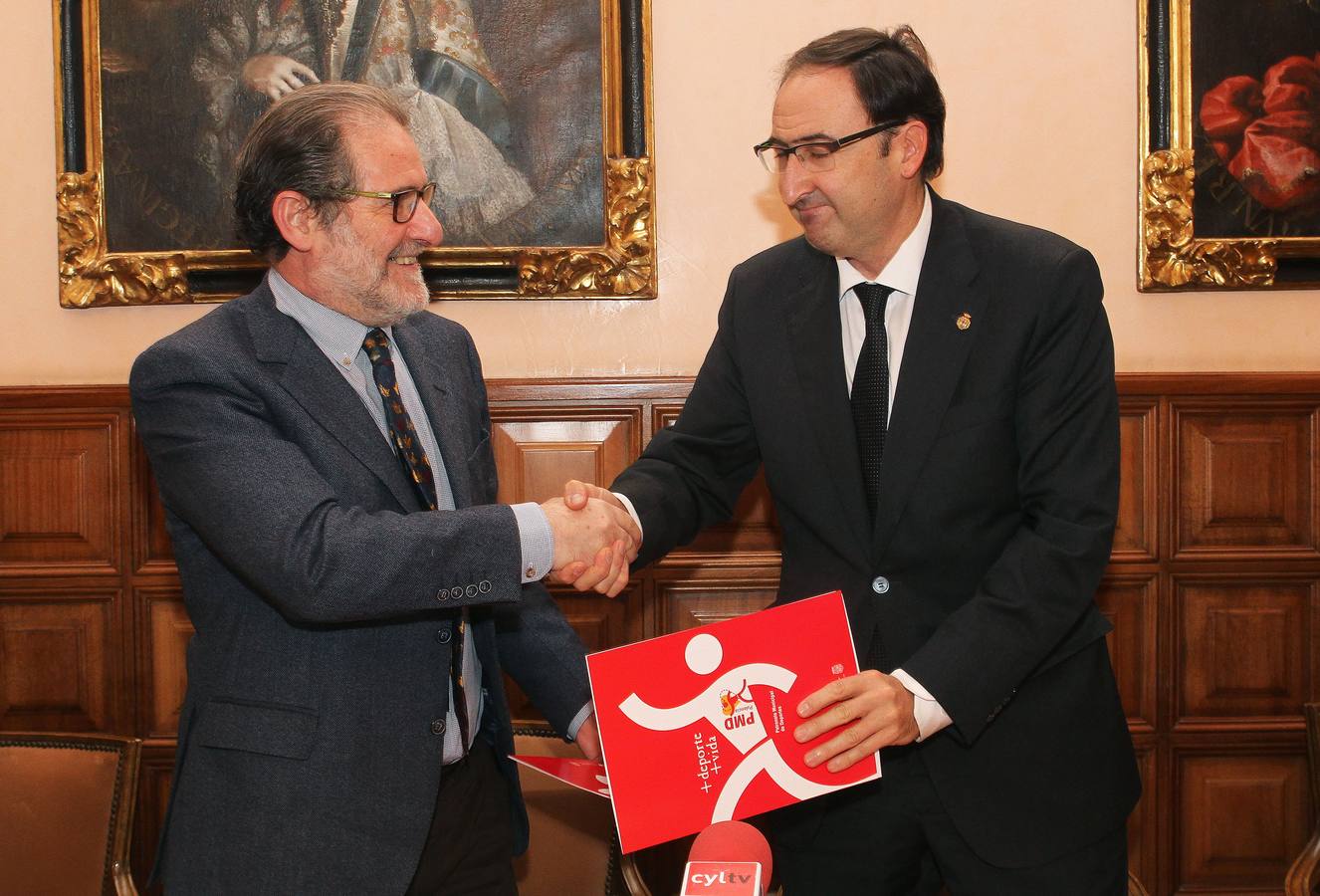 14.12.15 Julio Herrero, y el alcalde de Palencia, Alfonso Polanco, cierran el acuerdo para que la Balastera albergue un centro de promoción deportiva para personas con discapacidad.