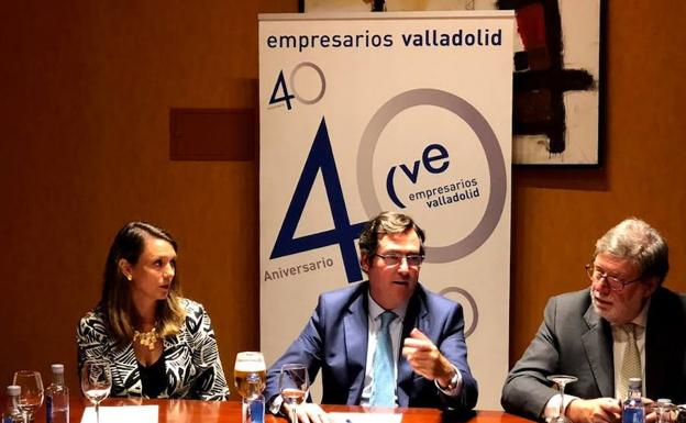 Antonio Garamendi, entre Ángela de Miguel, presidenta de la CVE, y Santiago Aparicio, presidente de Cecale.