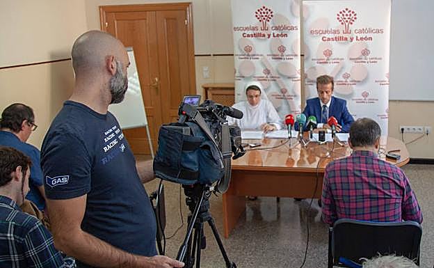 La presidenta de la Delegación de Palencia de Escuelas Católicas Castilla y León, Estela Guerra, y el secretario autonómico de la misma, Leandro Roldán, en el Colegio Santa Clara de Asís. 