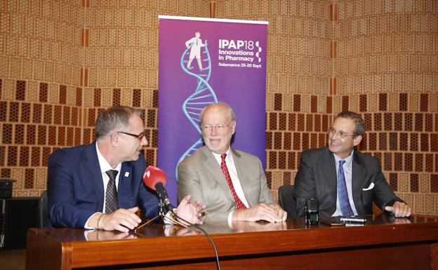 El Premio Nobel de Medicina, en el centro, durante su intervención de ayer en Salamanca. 