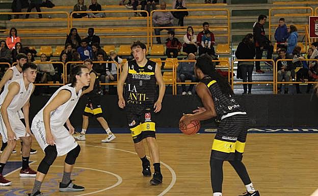 Una acción del CB Tormes-Universidad de la temporada pasada. 
