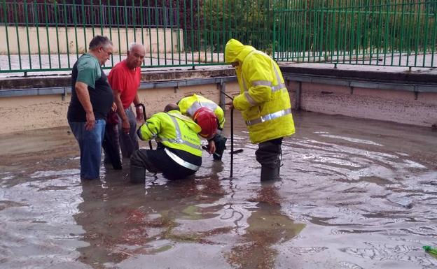 Los bomberos ayudaron a los vecinos a levantar las alcantarillas. 