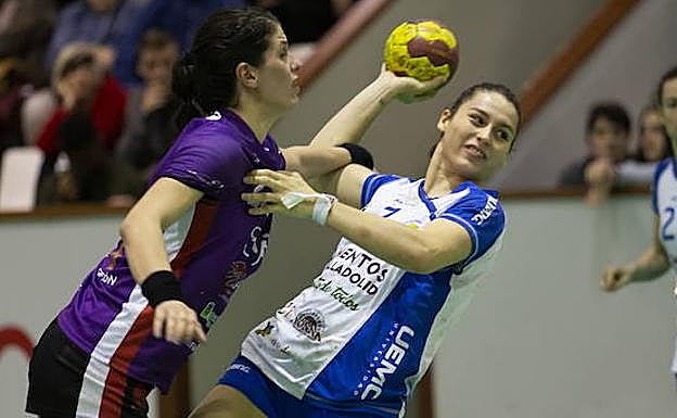 Eli Cesáreo se dispone a marcar en un partido con el Aula. 