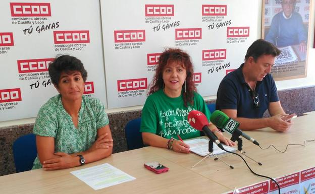 Raquel Lagunilla, Monserrat del Val y Santiago González Tapia, en la sede de Comisiones Obreras en Palencia. 