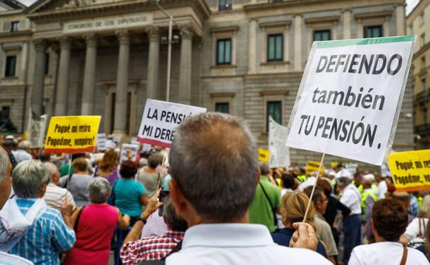 Pensionistas alrededor del Congreso.