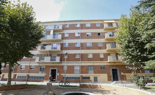 Calle en la que se encuentra la vivienda en al que fue hallado Esteban Vacas.