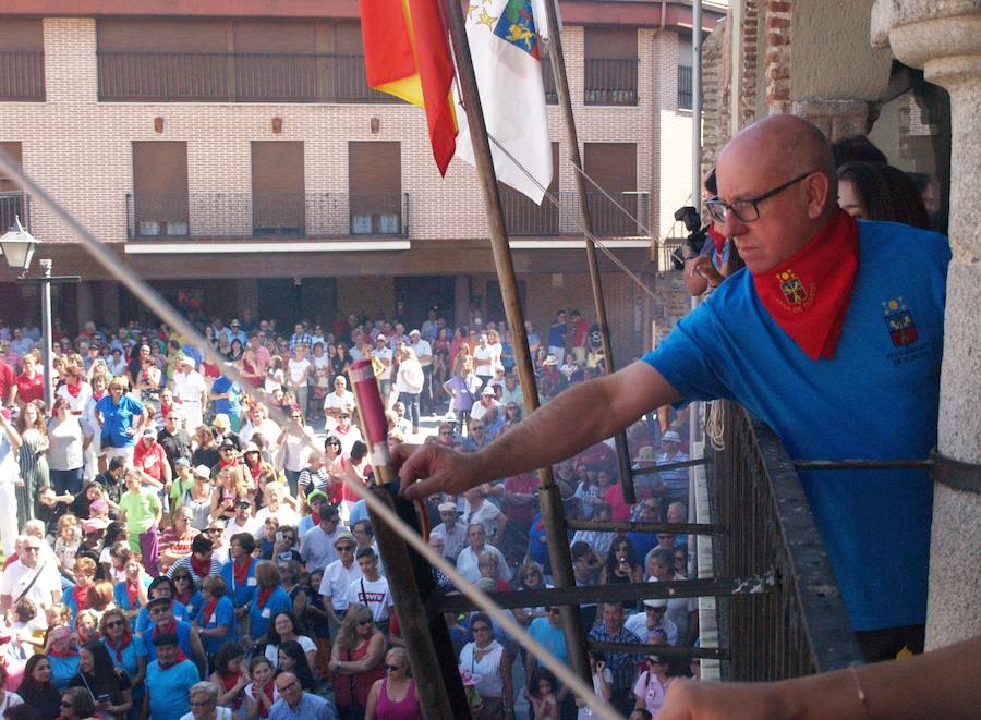 Fotos: Olmedo inicia sus fiestas con un multitudinario chupinazo