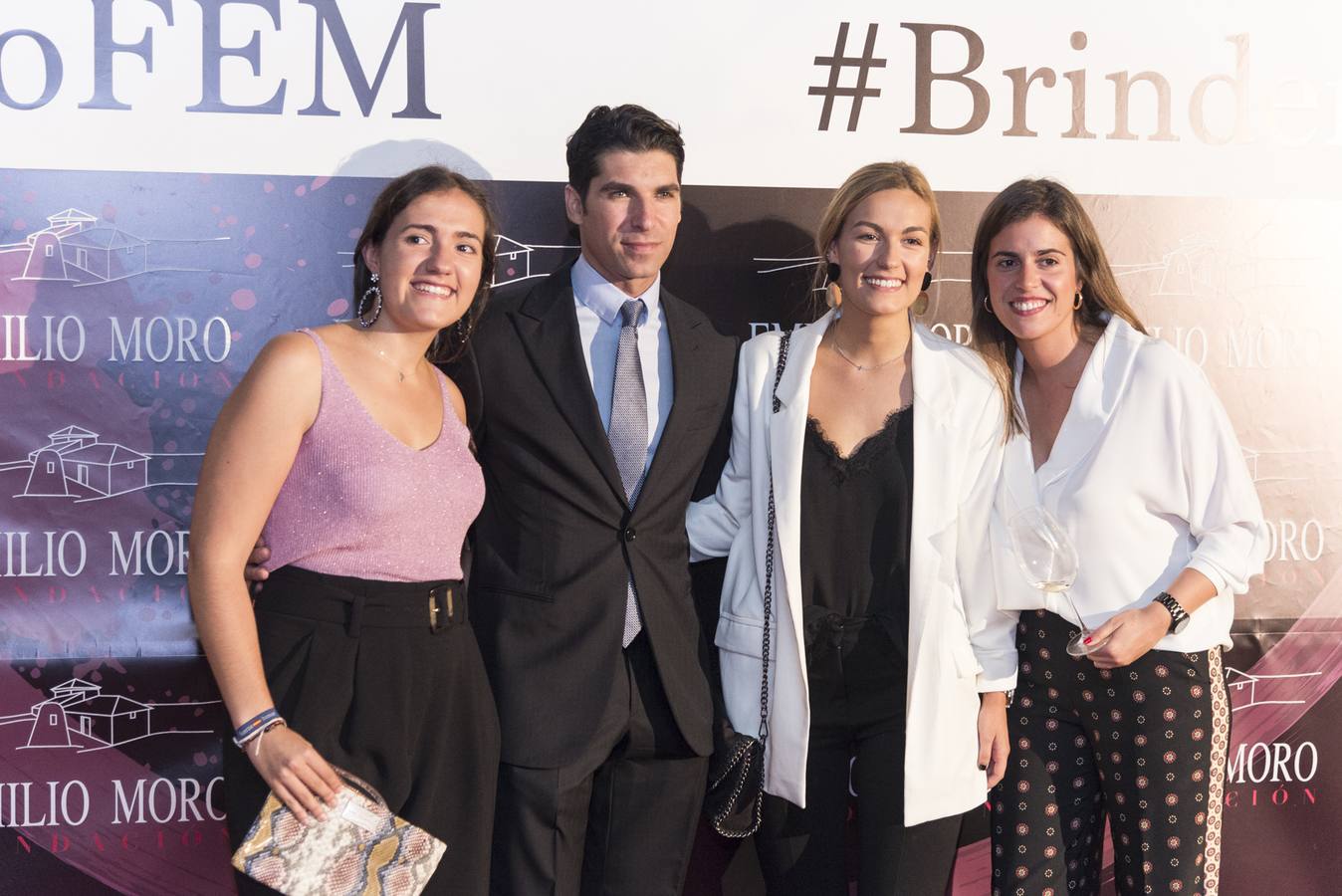 Los toreros Cayetano Rivera y Miguel Ángel Perera, los presentadores de televisión Gonzalo Miró, y Teresa Viejo, la modelo Vania Millán, y los exfutbolistas Iván Helguera y Luis Figo, fueron algunos de los invitados