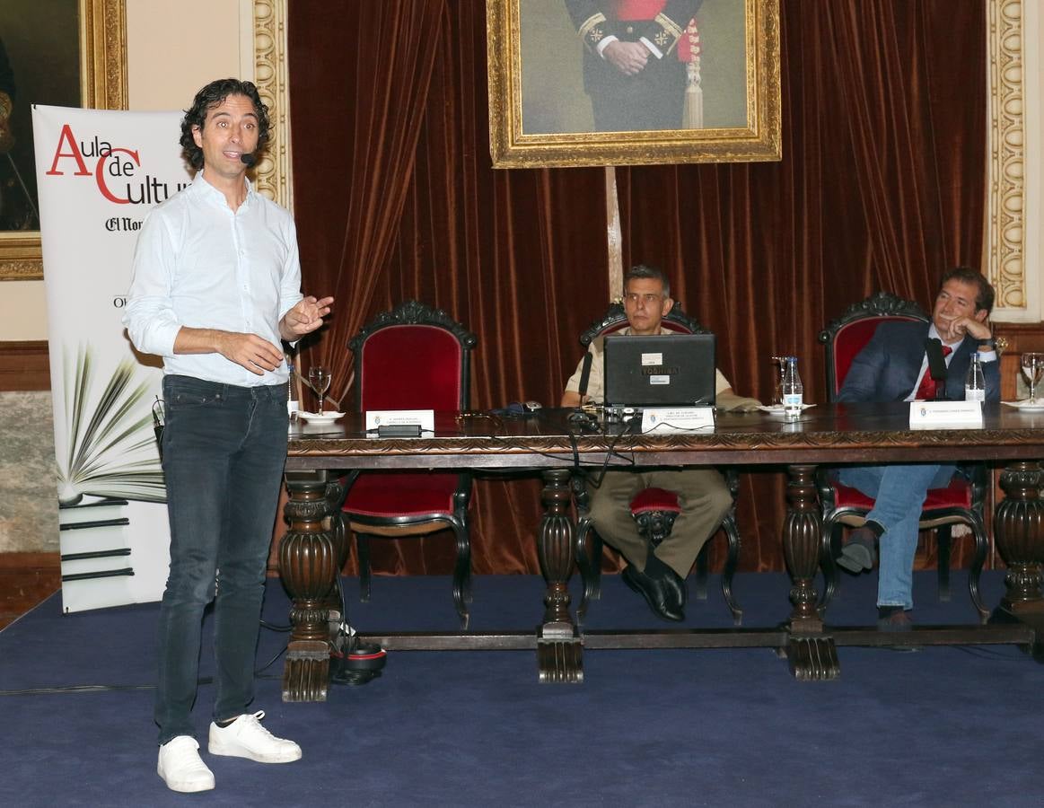 El autor riojano presentó su última novela, 'A merced de un dios salvaje en la Academia de Caballería, en un acto que sirvió como pistoletazo de salida de la nueva temporada del Aula de Cultura