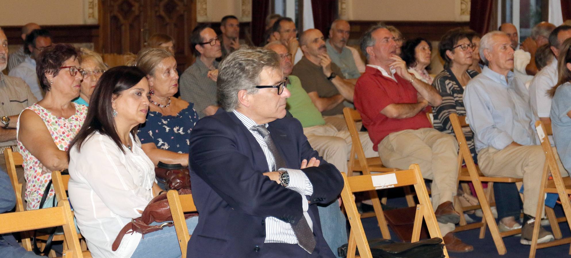 El autor riojano presentó su última novela, 'A merced de un dios salvaje en la Academia de Caballería, en un acto que sirvió como pistoletazo de salida de la nueva temporada del Aula de Cultura