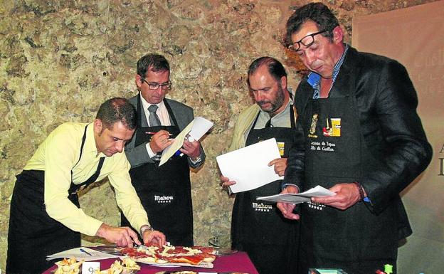 Evaluación por el jurado de las tapas presentadas al concurso del año pasado.