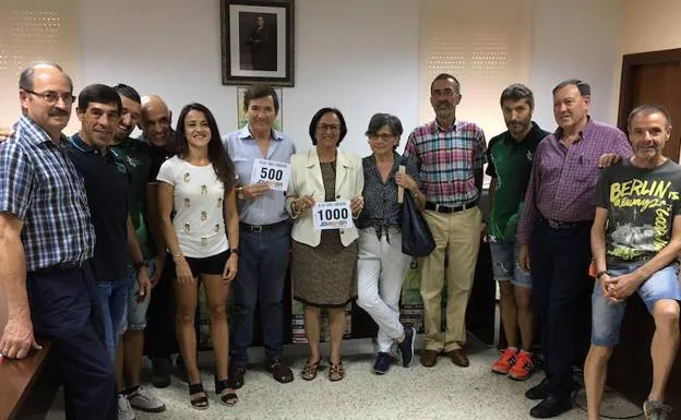 Un grupo de los Atletas Veteranos Salamanca posa con la alcaldesa de Cabrerizos, el alcalde de Moriscos y la autora del cartel de la Liga de Cross de Cabrerizos de esta temporada. 