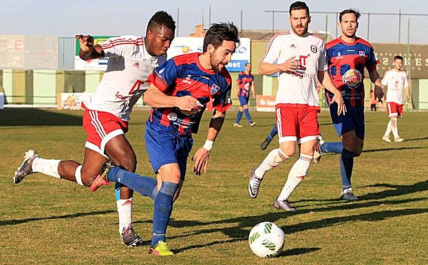 Kike persigue el balón en el último derbi entre Segoviana y Ávila, en La Albuera. 
