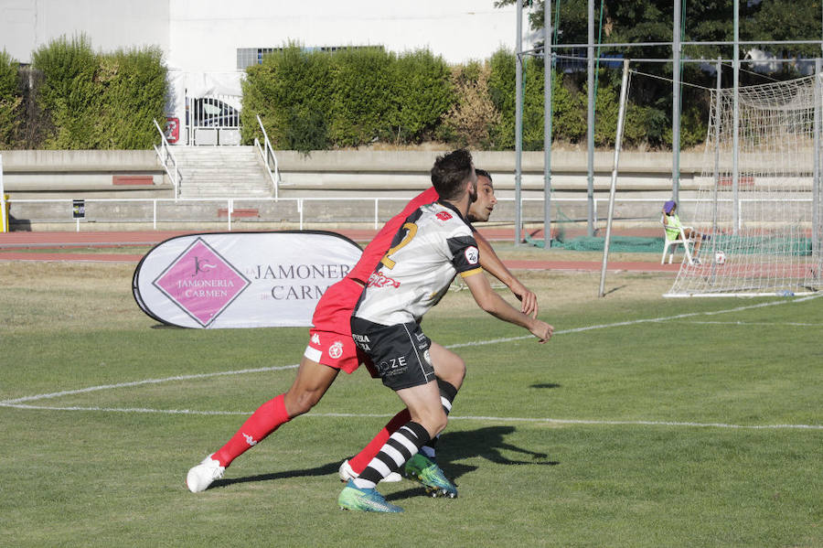 Fotos: Unionistas cae por la mínima ante la Cultural Leonesa (0-1)