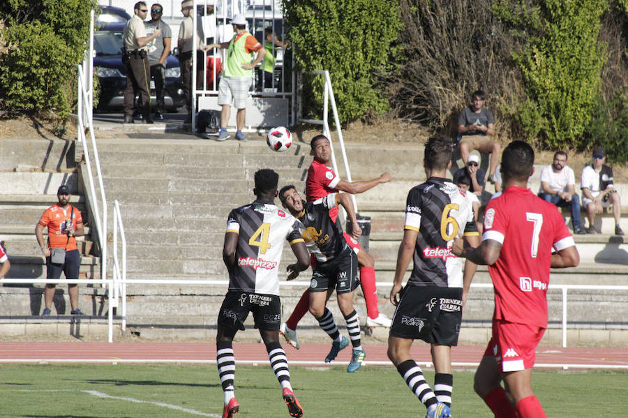 Fotos: Unionistas cae por la mínima ante la Cultural Leonesa (0-1)