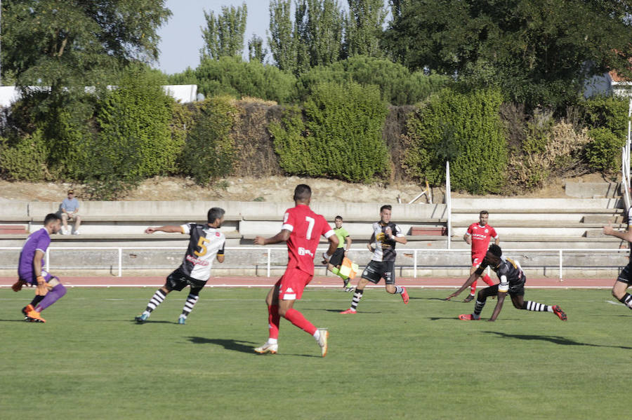 Fotos: Unionistas cae por la mínima ante la Cultural Leonesa (0-1)