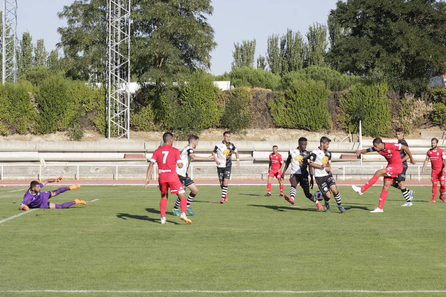 Fotos: Unionistas cae por la mínima ante la Cultural Leonesa (0-1)