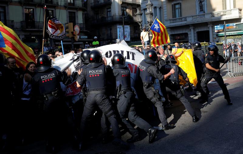 Fotos: Tensión en Barcelona por el boicot radical a una manifestación policial