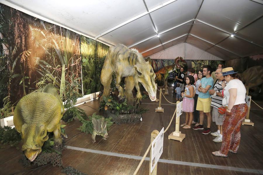 Fotos: Exposición de dinosaurios animatrónicos en el Ferial