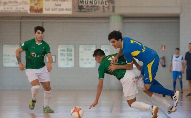 Acción del partido del Albense ante el Narón en su última salida. 