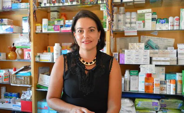 María Mulas, farmacéutica de Sanzoles, en el interior del establecimiento.