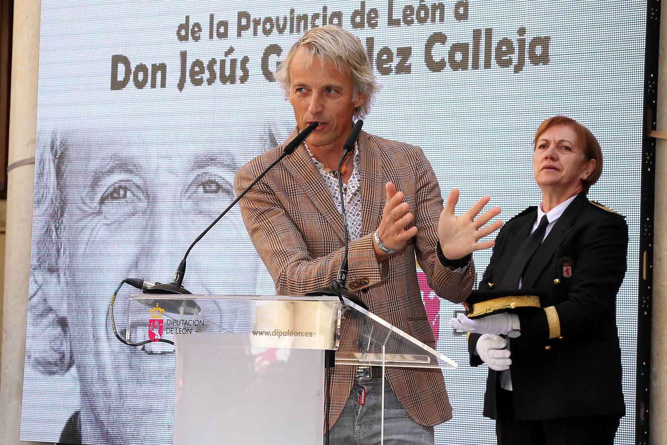 Tras referirse a León como «una tierra maravillosa que ofrece muchas posibilidades», uno de los aventureros más famosos de la televisión nacional aseguró sentirse «emocionado» en «uno de los días más bonitos» de su vida