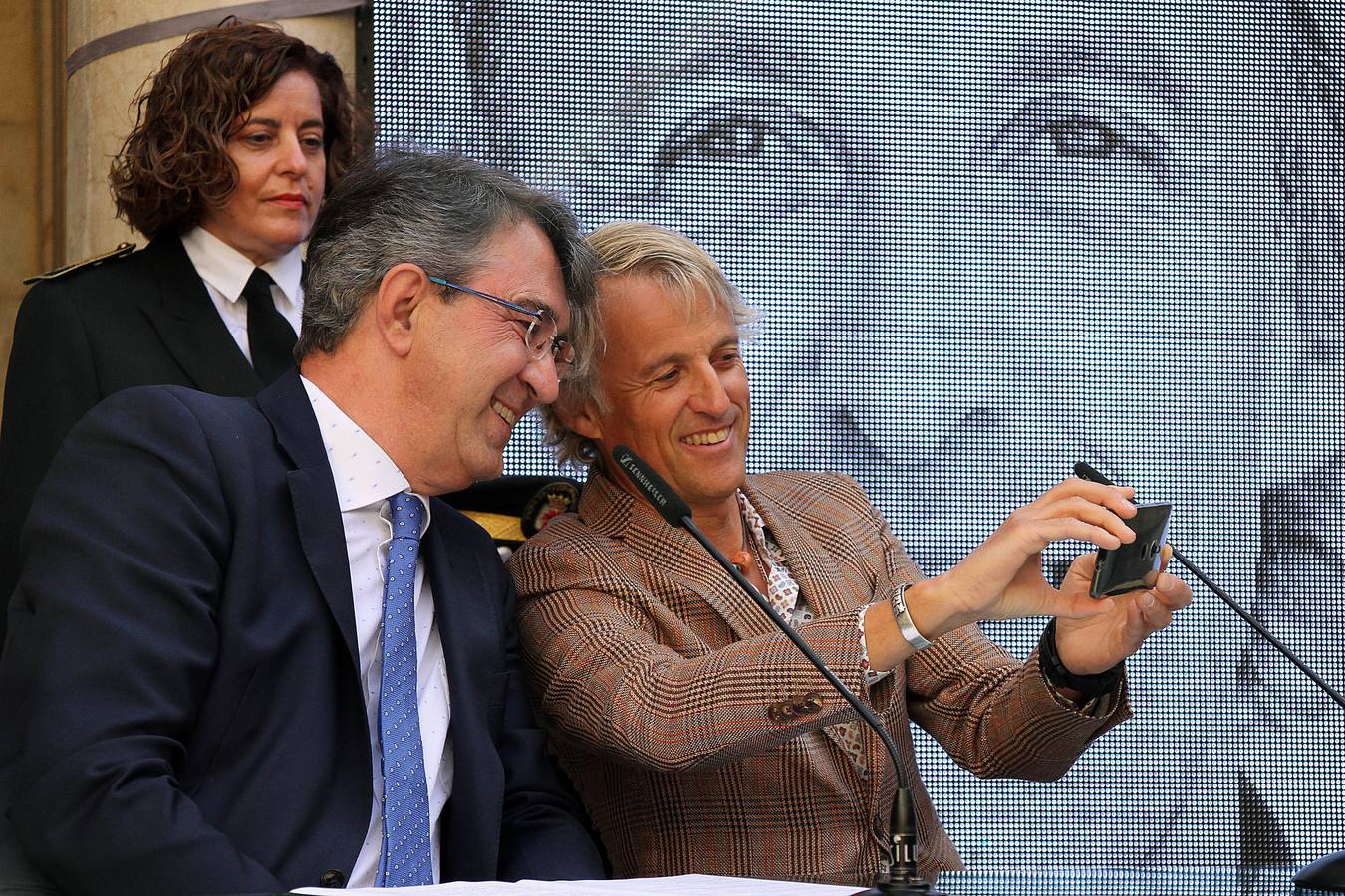 Tras referirse a León como «una tierra maravillosa que ofrece muchas posibilidades», uno de los aventureros más famosos de la televisión nacional aseguró sentirse «emocionado» en «uno de los días más bonitos» de su vida