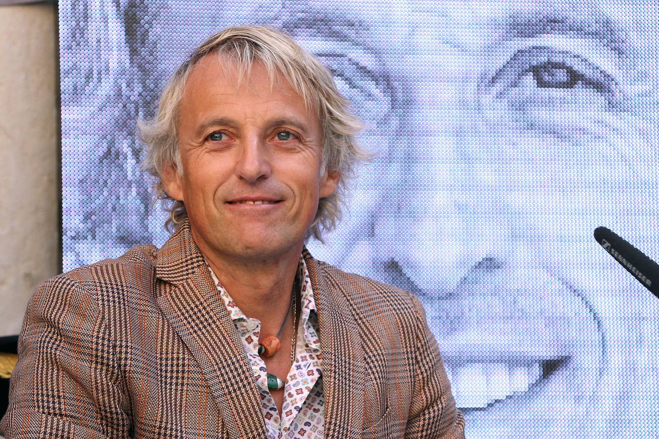 Tras referirse a León como «una tierra maravillosa que ofrece muchas posibilidades», uno de los aventureros más famosos de la televisión nacional aseguró sentirse «emocionado» en «uno de los días más bonitos» de su vida