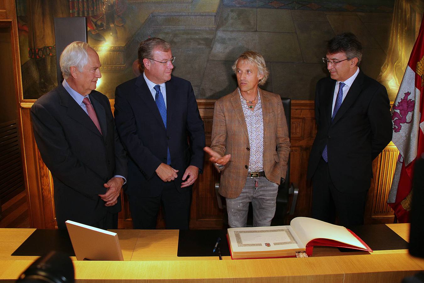 Tras referirse a León como «una tierra maravillosa que ofrece muchas posibilidades», uno de los aventureros más famosos de la televisión nacional aseguró sentirse «emocionado» en «uno de los días más bonitos» de su vida