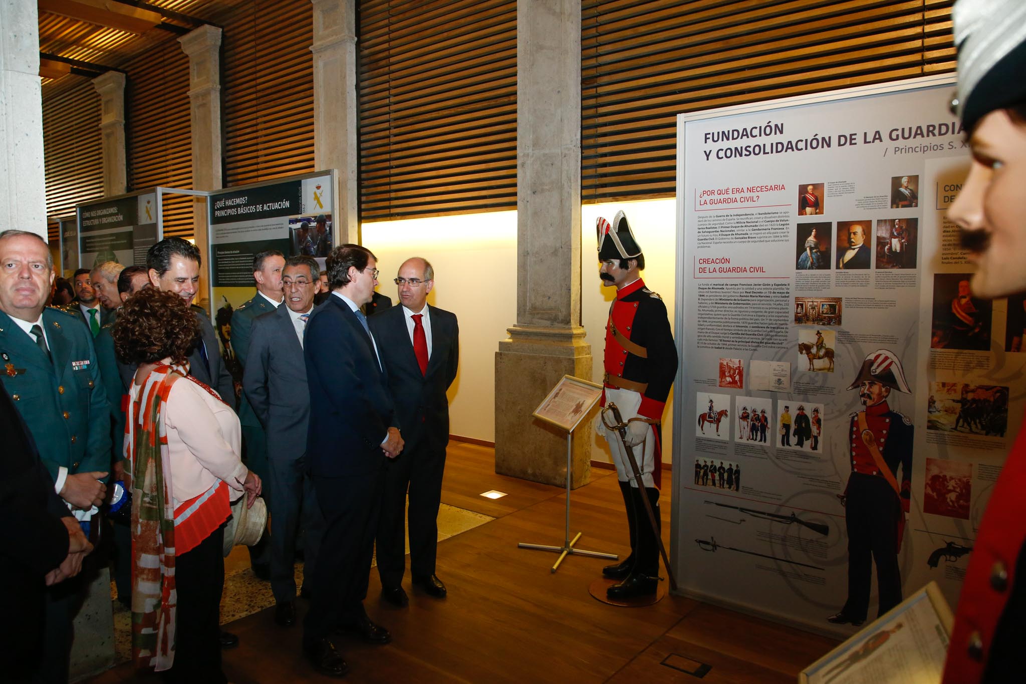 Fotos: Exposición sobre la historia de la Guardia Civil en Salamanca