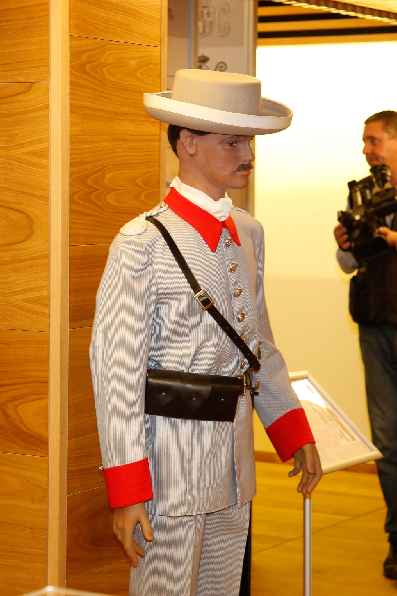 Fotos: Exposición sobre la historia de la Guardia Civil en Salamanca