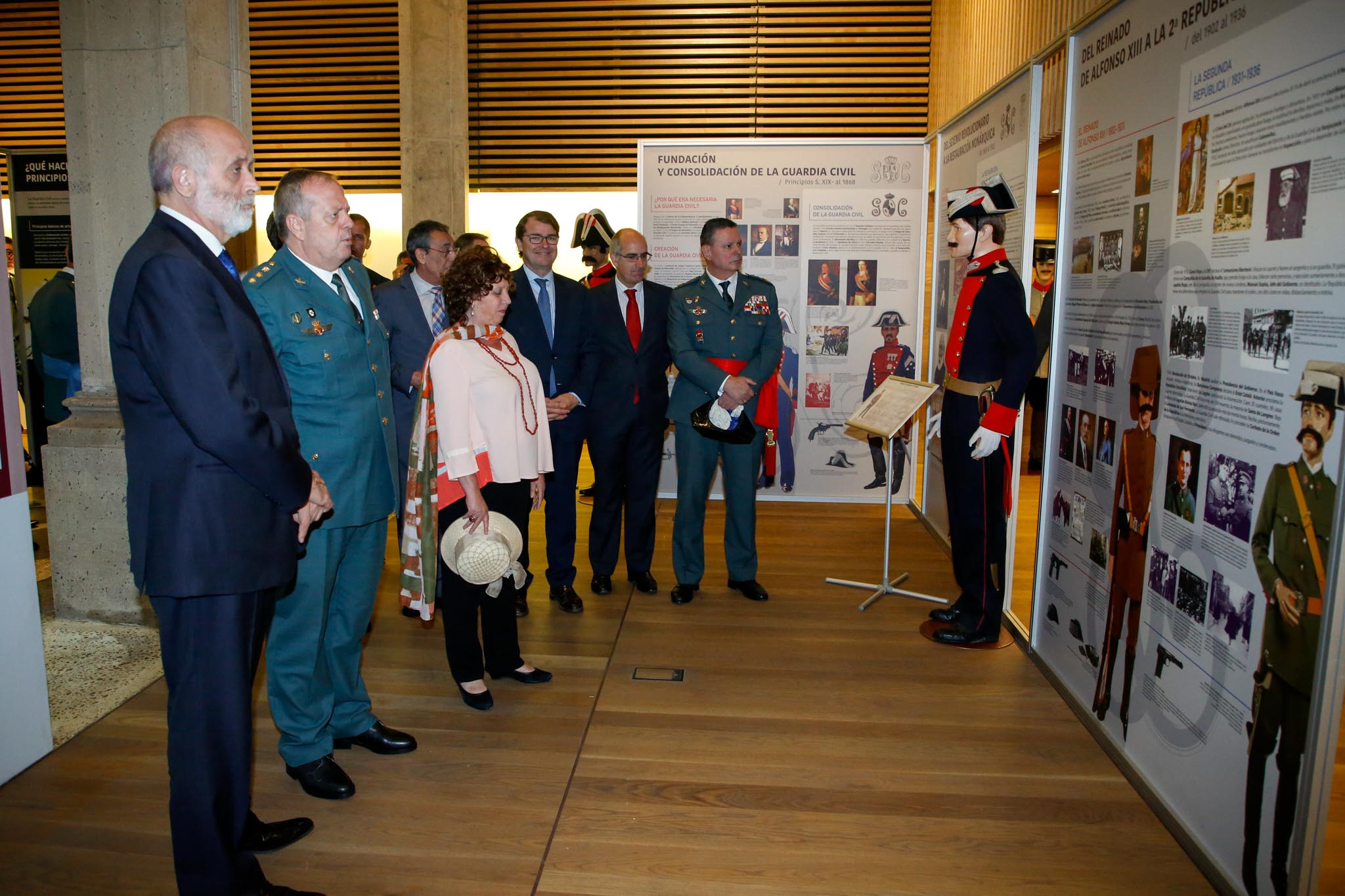 Fotos: Exposición sobre la historia de la Guardia Civil en Salamanca