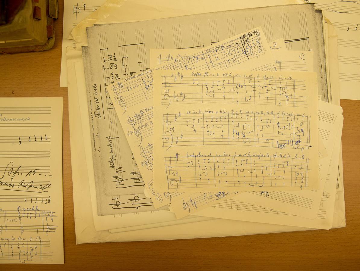 Junto a las partituras impresas y a los libros, también hay una importante cantidad de melodías manuscritas